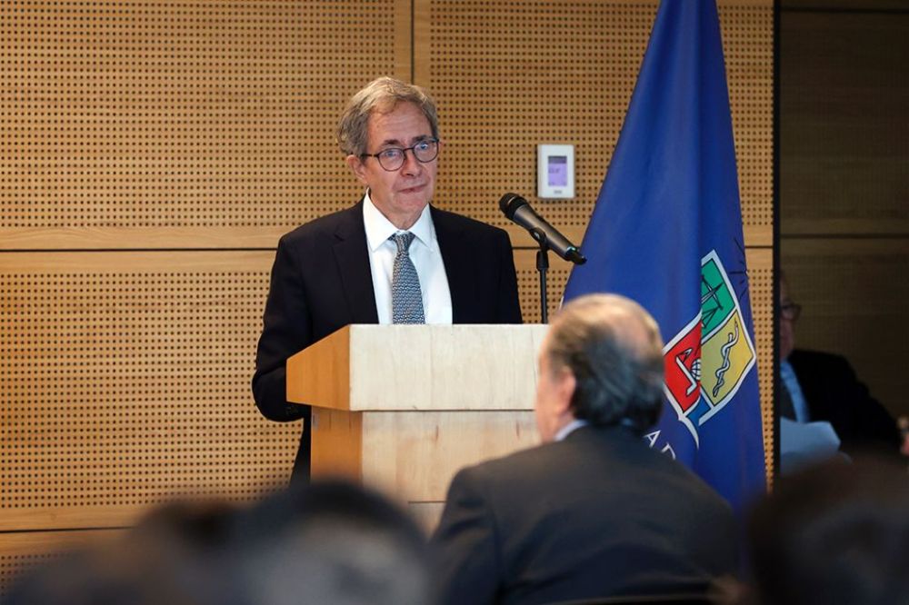 En la imagen se ve al decano Leonardo Letelier entregando su discurso en la inauguración de las nuevas instalaciones de la Facultad de Gobierno en VM20